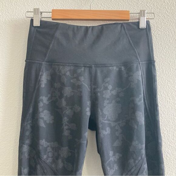 Athleta Moonlight Precision Mesh Floral Camo 7/8 Leggings - Picture 5 of 11